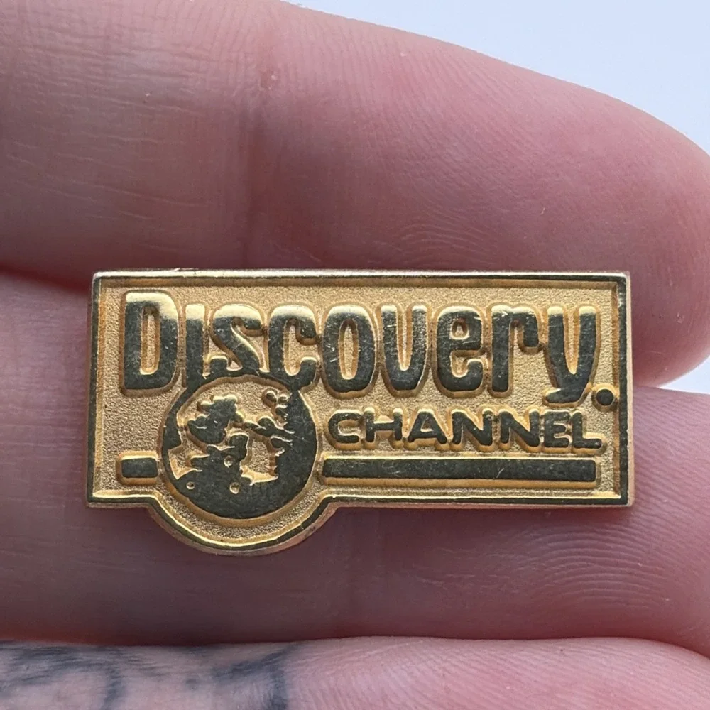 Discovery Channel Gold Tone Television Network Lapel‎ Hat Pin Vintage Logo